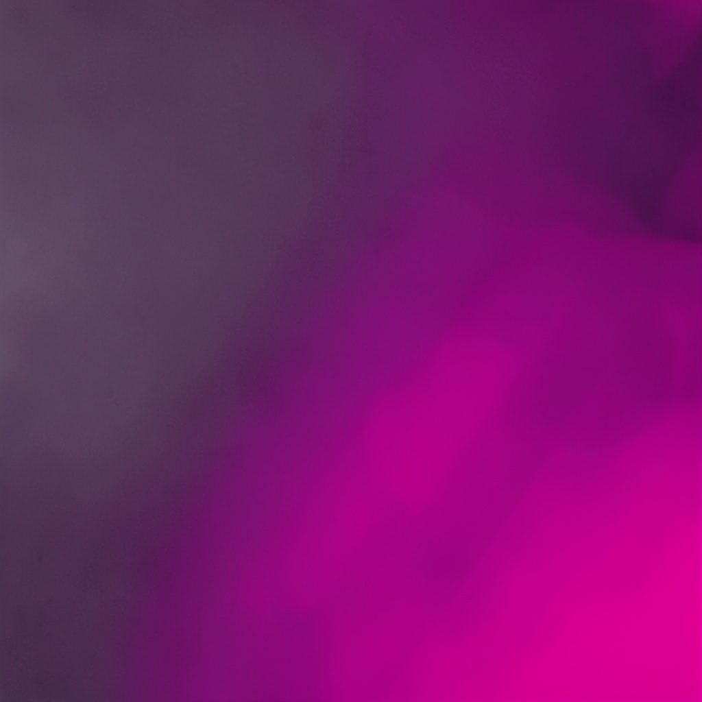 Retrato en silueta con iluminación dramática violeta y dorada, atmósfera de set de televisión