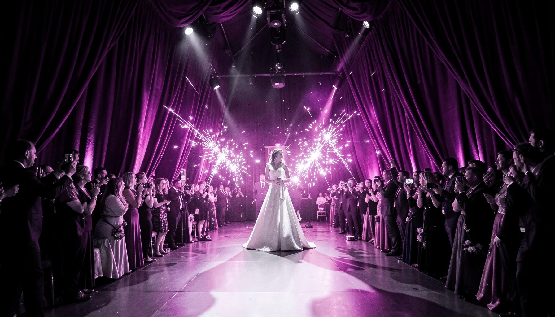 Pasarela de gala con iluminación espectacular, cortinas de terciopelo púrpura y destellos de flash de fotógrafos.