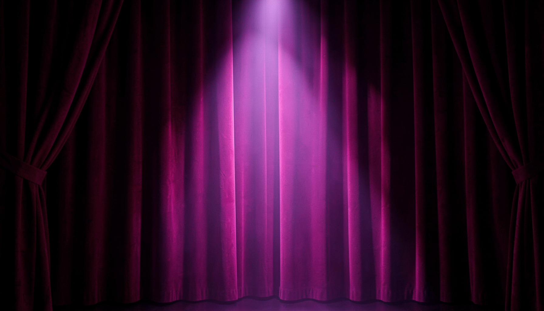 Escenario teatral con cortinas de terciopelo rojo y un haz de luz violeta, atmósfera dramática y cálida